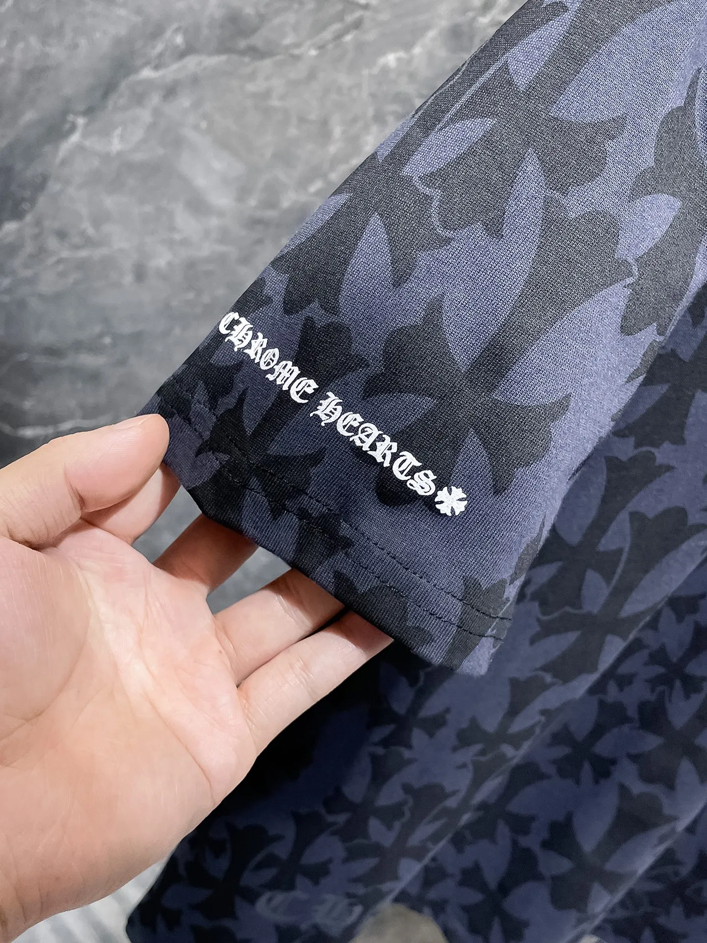 P150 New Chrome Hearts 25ss for summer. High-weight, environmentally friendly and high-quality top-grade fabric. 275g~270g. Customized version with cross-printed short-sleeves. Counter synchronization. Re-engraved version 1:1. Recommended color: customized version black and gray. Size: S, M, L, XL.